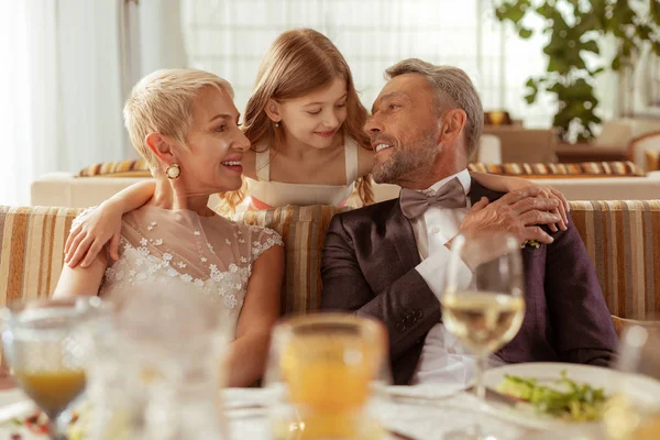 Nipote abbracciare il nonno sposarsi — Foto Stock