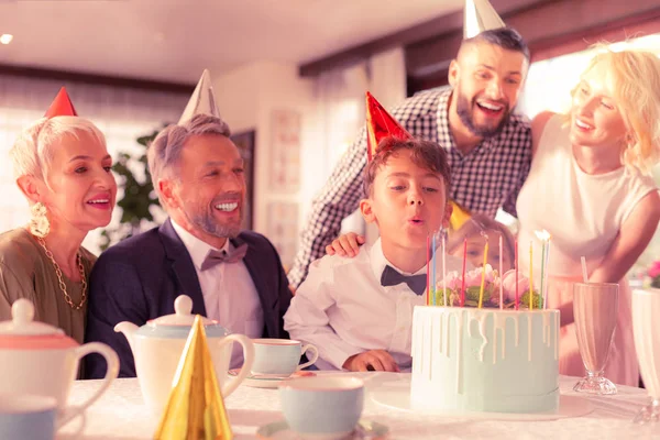 Moreno cumpleaños chico soplando velas en su delicioso pastel —  Fotos de Stock