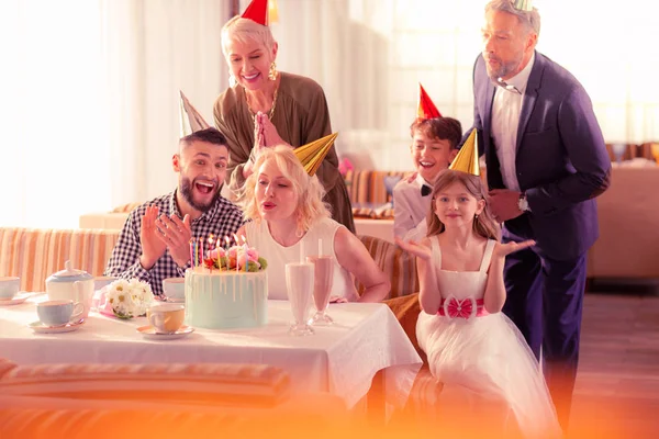 Жінка святкує день народження з чоловіком і сім'єю — стокове фото