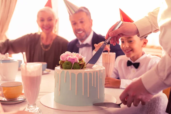 Niño y abuelos viendo camarero cortar pastel de cumpleaños —  Fotos de Stock