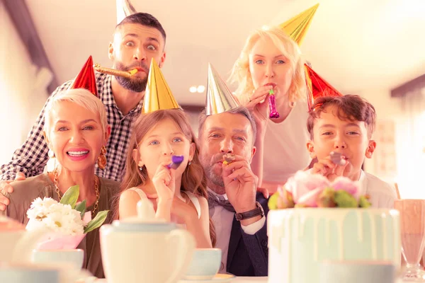 생일을 축하하는 많은 재미를 갖는 빛나는 행복한 가족 — 스톡 사진