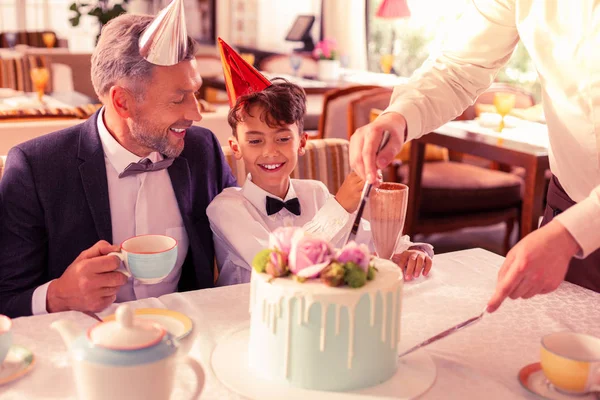 Guapo cumpleañero sintiéndose emocionado antes de probar pastel —  Fotos de Stock