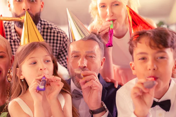 Діти відчувають збудження під час святкування дня народження з сім'єю — стокове фото
