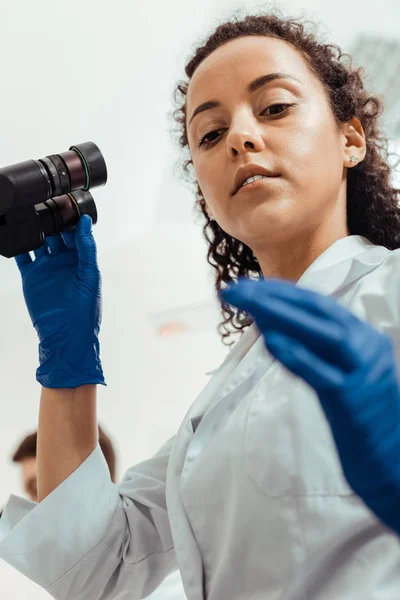 Bajo ángulo de una joven inteligente trabajando —  Fotos de Stock