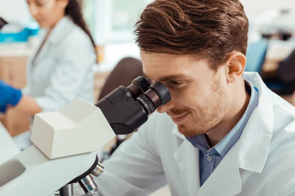 Alegre buen hombre siendo feliz con la investigación —  Fotos de Stock