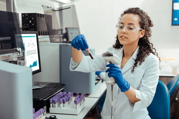 Investigadora femenina inteligente seria estudiando ADN humano — Foto de Stock