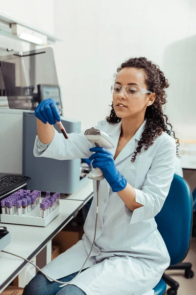 Mujer morena inteligente trabajando con un escáner — Foto de Stock