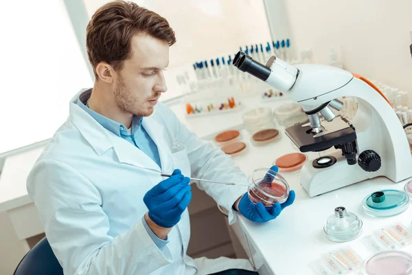 Vue du dessus d'un beau jeune scientifique — Photo