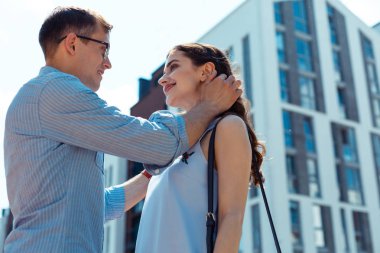 Onun ihale güzel karısı dokunmadan gözlük takan sevgi dolu koca