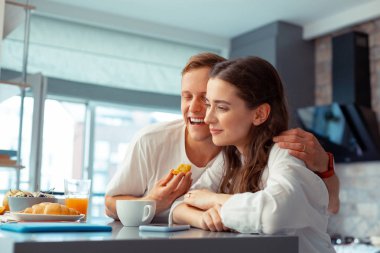 Müteşekkir yakışıklı koca onun güzel karısı sarılma