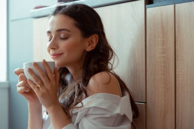 Taze demlenmiş kahve içen güzel genç kadın