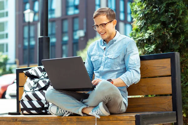 Freiberufler genießen die Zeit draußen, während sie ferngesteuert am Laptop arbeiten — Stockfoto