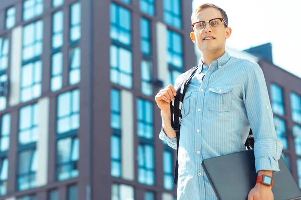 Especialista em TI usando camisa listrada andando para o escritório — Fotografia de Stock