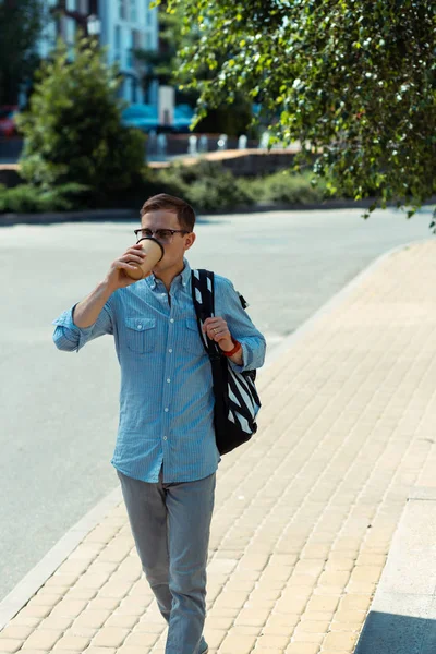 Homme buvant du café tout en allant au travail le matin — Photo