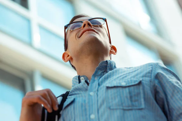 Primer plano del hombre con gafas caminando a la oficina —  Fotos de Stock