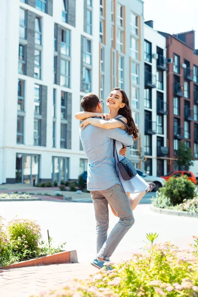 Lycklig kärleksfull make lyfta hans tilltalande lycklig kvinna — Stockfoto