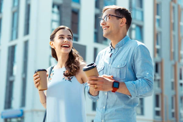 Man het dragen van slimme horloge lachen met vrouw tijdens het wandelen — Stockfoto