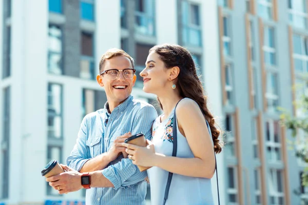 Man kijkt naar zijn mooie vrouw tijdens het samen lopen — Stockfoto