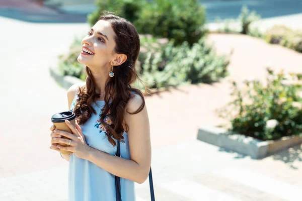 Donkerharige krullend vrouw voelt zich gelukkig tijd doorbrengen buiten — Stockfoto