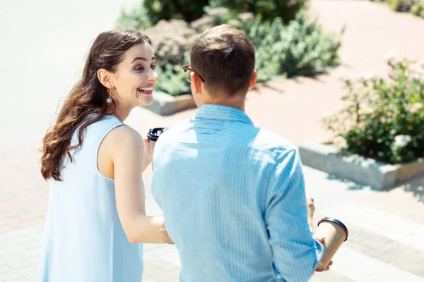 Krullend vriendin lachen terwijl praten met haar man — Stockfoto
