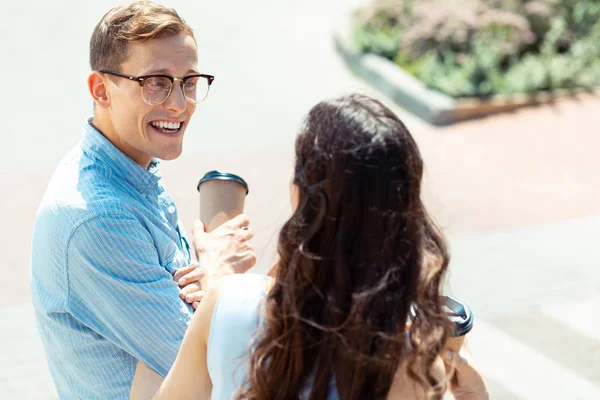 Красивый голубоглазый муж в очках разговаривает с женой — стоковое фото