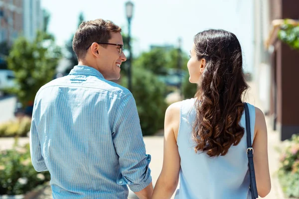 Счастливый мужчина смотрит на свою прекрасную молодую жену — стоковое фото