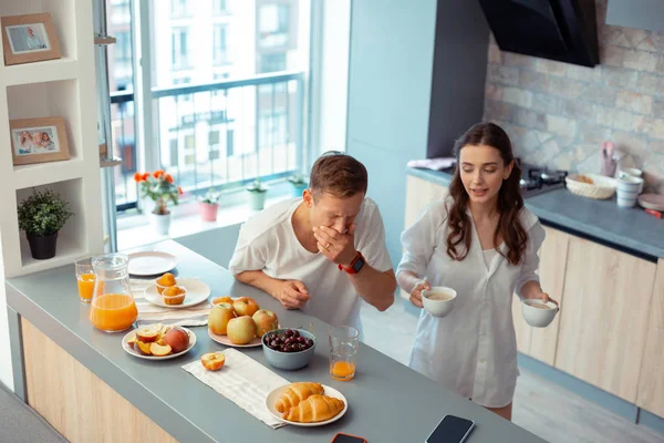 Mörkhåriga make gäspningar känsla sömnig på morgonen — Stockfoto