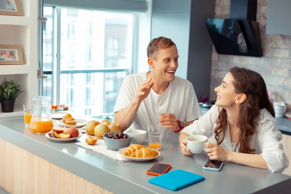 Glad bara gifta par njuter frukost tillsammans — Stockfoto