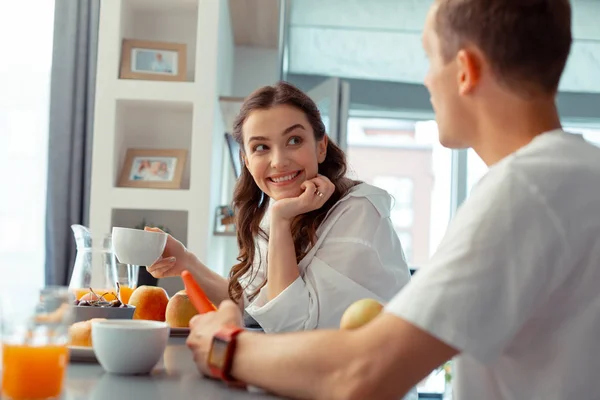 Moglie bere caffè al mattino e parlare con il marito — Foto Stock