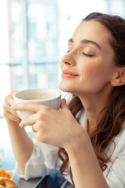 Mujer disfrutando del olor del café recién hecho —  Fotos de Stock