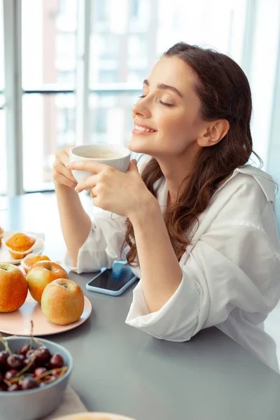 Mulher pensando sobre o dia bebendo café pela manhã — Fotografia de Stock