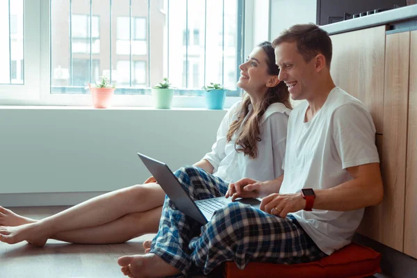 Pareja de freelancers riendo mientras disfrutan del tiempo juntos — Foto de Stock