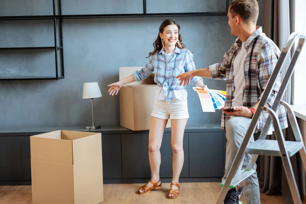 Wife smiling while moving to new house with husband — Stock Photo, Image