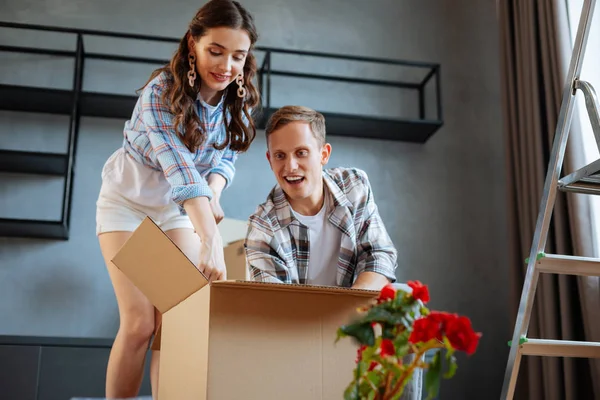 Just married couple unpacking box while moving to new house — Stock Photo, Image