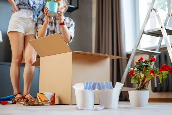 Couple unpacking home plants moving to new house — Stock Photo, Image