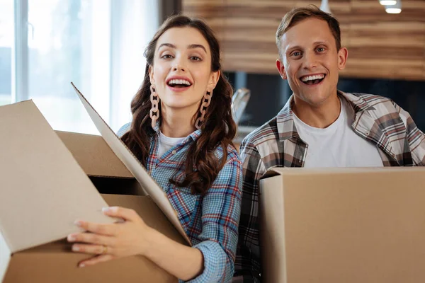 Apenas casal sentindo-se satisfeito movendo-se para casa nova — Fotografia de Stock