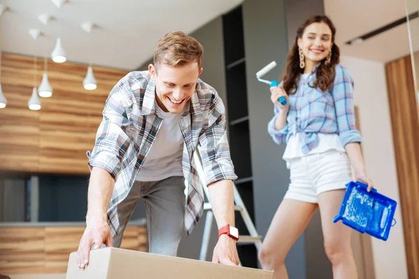 Pareja sintiéndose emocionada antes de pintar paredes en nuevo apartamento —  Fotos de Stock