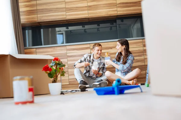Casal comer macarrão takeaway em seu novo apartamento — Fotografia de Stock