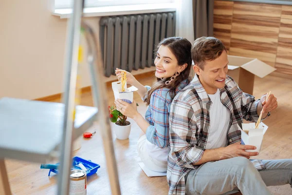 Esposa sentada cerca de marido comiendo fideos juntos —  Fotos de Stock