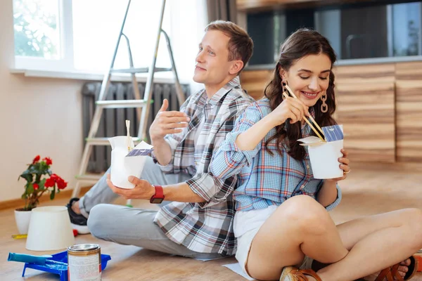 Esposo con reloj inteligente comiendo fideos con esposa — Foto de Stock