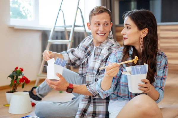 Casal comendo macarrão e planejando seu dia em novo apartamento — Fotografia de Stock