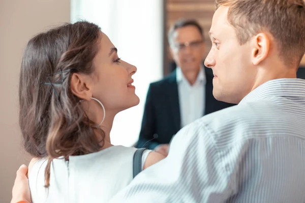 Vrouw gevoel dankbaar voor man tijdens het kopen van nieuw appartement — Stockfoto