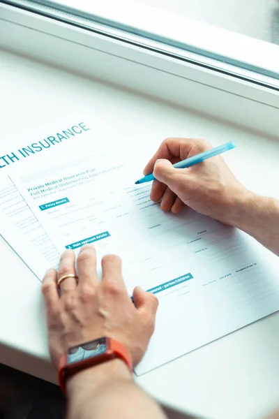 Man signing papers while buying private medical insurance — Stock Photo, Image