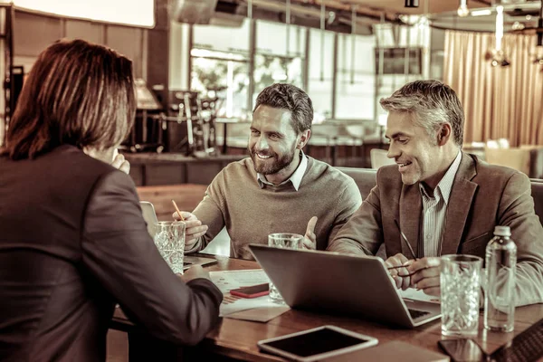 Agradable jóvenes varones teniendo reunión de negocios en la cafetería — Foto de Stock