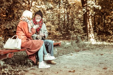 Mutlu evli çift parkta konuşuyor.