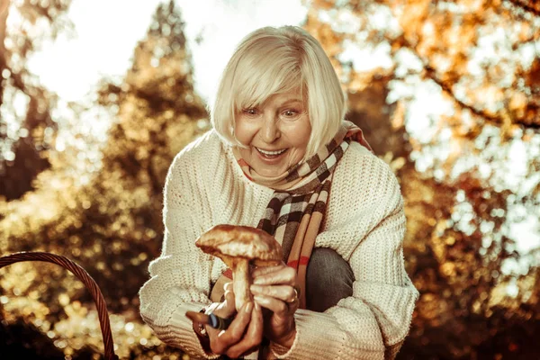 Красивая пожилая женщина удивляется, находя гриб . — стоковое фото