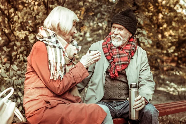 Pareja mayor bebiendo té en el parque. — Foto de Stock