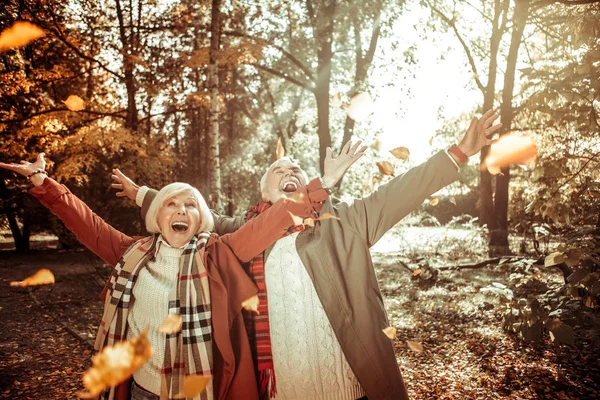 Χαρούμενο παντρεμένο ζευγάρι που ενθουσιάζεται το φθινόπωρο. — Φωτογραφία Αρχείου