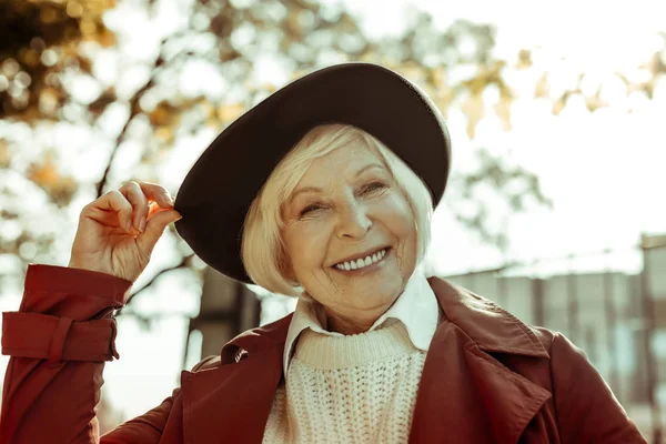 Счастливая пожилая женщина прогуливается в парке . — стоковое фото