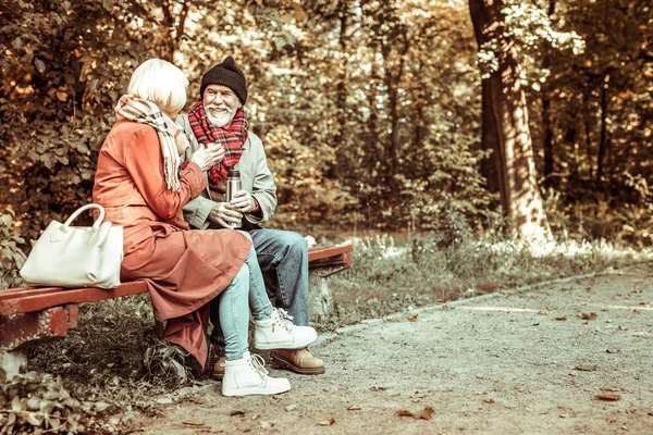Szczęśliwy żonaty para rozmawia w parku. — Zdjęcie stockowe